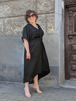 Czarna sukienka z paskiem i kimonowym rękawem do łokcia na modelce Asia
