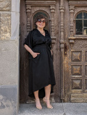 Czarna sukienka z paskiem i kimonowym rękawem do łokcia na modelce Asia