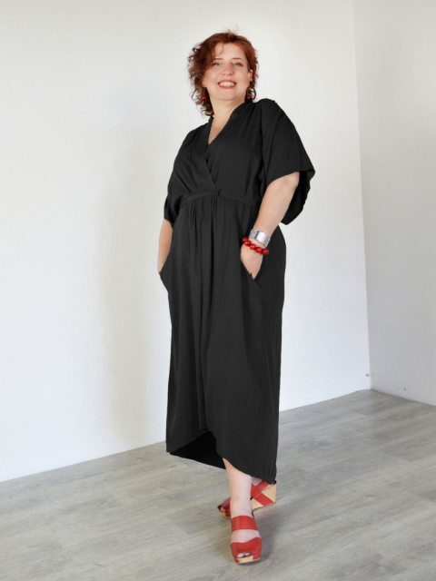 Czarna sukienka eksponująca dekolt, wyszczuplająca szyję z kimonowymi rękawami do łokcia na modelu Asia