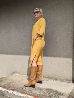 żółta luźna sukienka z rękawami 3/4  z wiskozy na modelu Iza