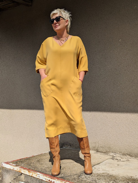 żółta luźna sukienka z rękawami 3/4  z wiskozy na modelu Iza